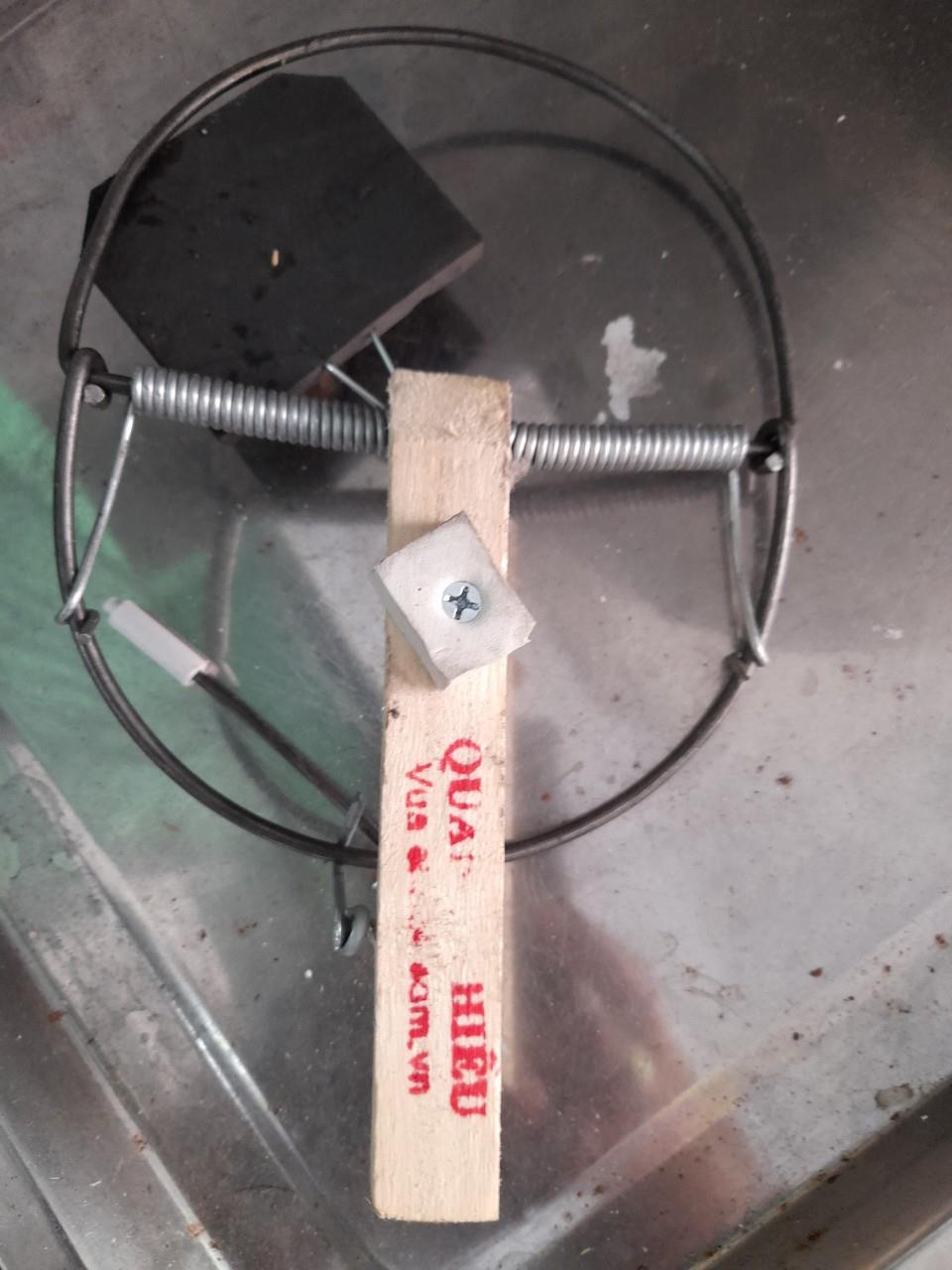 Bẫy chuột bán nguyệt